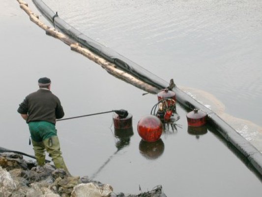 Canalul Dunăre - Marea Neagră, poluat în draci cu petrol şi gunoaie. Instituţiile sesizate ridică din umeri